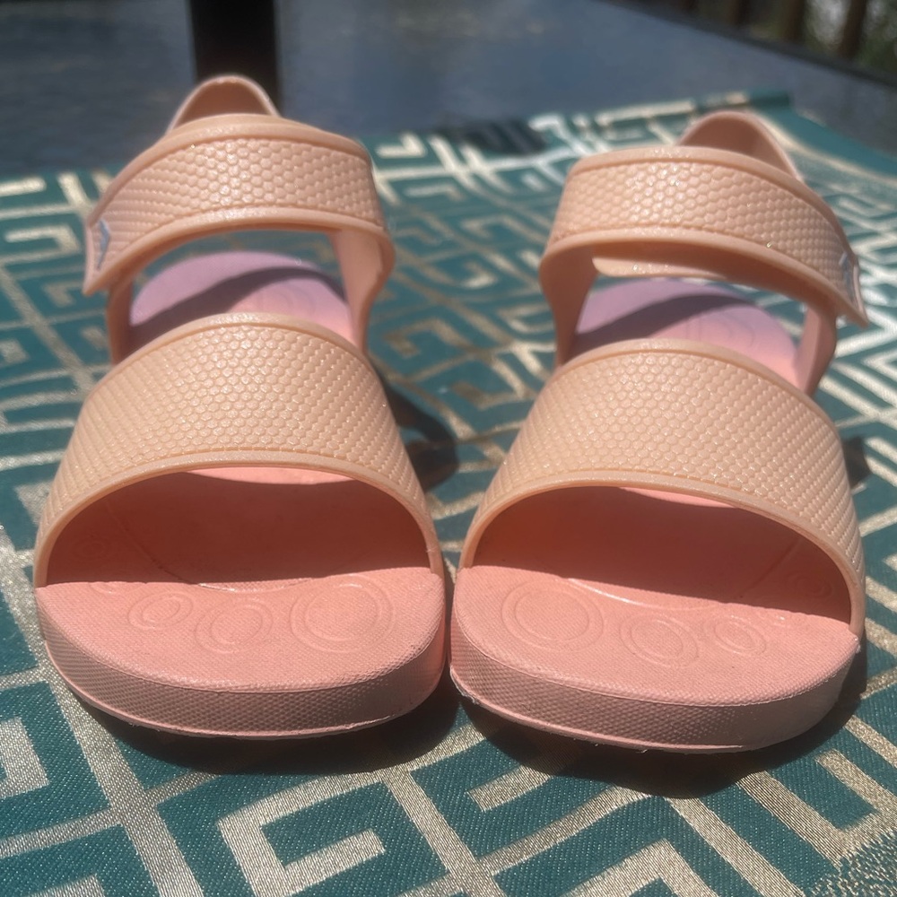FitFlop size 12 iridescent pink toddler girl rubber sandals - Picture 2 of 6